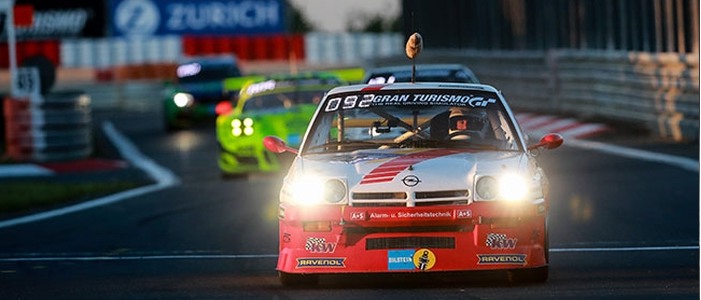 Coche de carreras Opel en un circuito