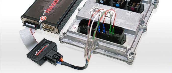 Unidad de control electr&oacute;nico Bosch conectada a un equipo de programaci&oacute;n